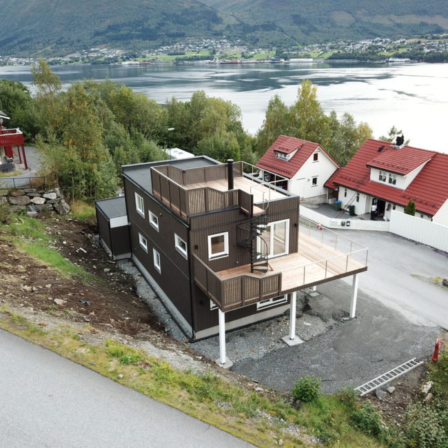 Produktion von neuen Häusern in einer Serie von zweistöckigen modularen Häusern für den norwegischen Markt.