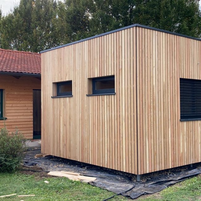 Ein 2-Modul-Büro mit einer kleinen Terrasse für den österreichischen Partner McCube